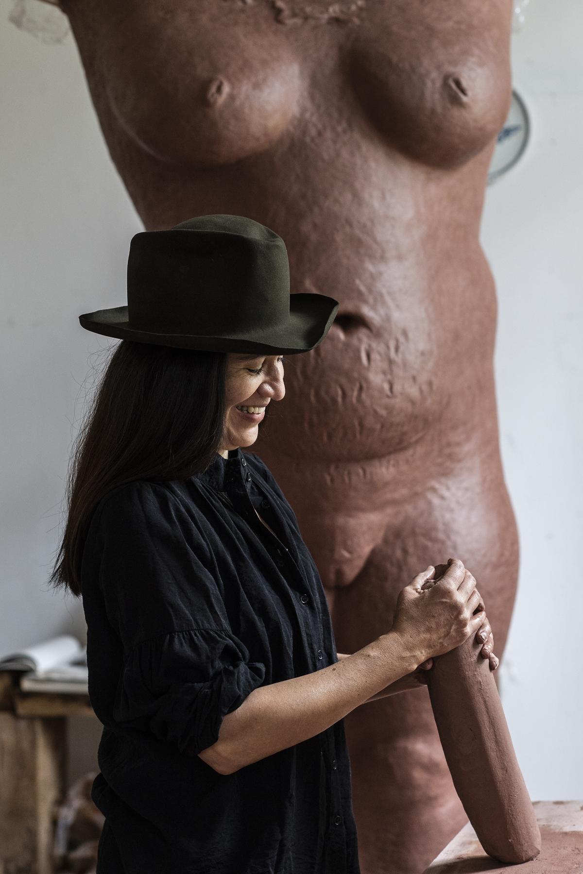Anabelí Brancusi vid sin stora skulptur av en kvinnokropp